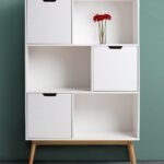 مكتبة مودرن بيضاء – 3 أدوار برفوف وضلف – أرجل زان – 100×140×30 سم – خشب كونتر وزان